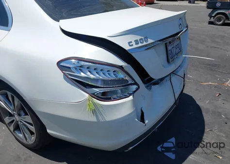 2016 Mercedes-Benz C 300 Luxury/Sport z USA, uszkodzony, nr VIN 55SWF4JB1GU116852